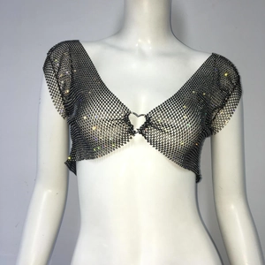 Detail eines schwarzen Strass-Netz-Crop-Tops mit herzförmigem Metallverbinder