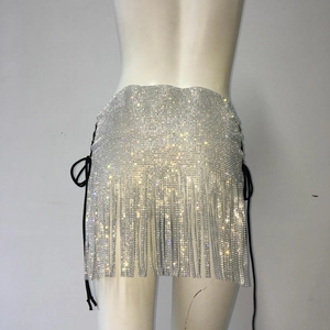 Détail de jupe argentée à franges en strass avec base en maille et liens noirs latérals