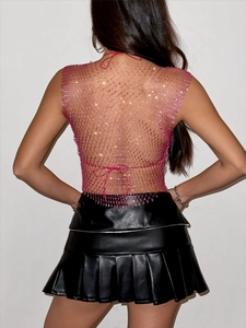Haut court rose en résille à strass avec dos lacé et jupe plissée en cuir noir brillant