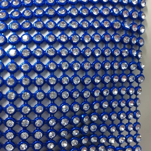 Vue macro d'un tissu en résille de strass bleus avec cristaux pour hauts à paillettes