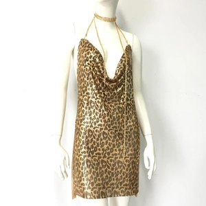 Detail aus metallischem Mesh mit Leopardenmuster und tiefem V-Ausschnitt am Goldkleid