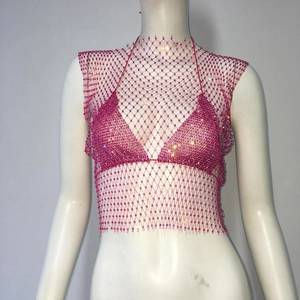 Détail d'un ensemble haut résille strass rose vif et bikini pour tenue de fête chic