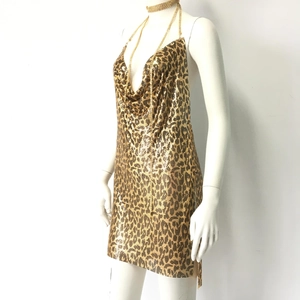 Detailansicht des Pailletten-Minikleids aus Metallgewebe mit Leopard-Druck-Muster
