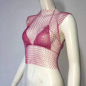 Détail du haut en résille rose fuchsia avec strass et ensemble bikini assorti