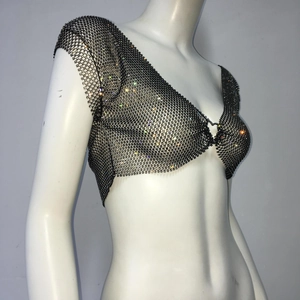 Makroaufnahme des Strass-Netz-Tops mit Metallring und tiefem V-Ausschnitt-Detail