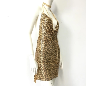 Detail von Leopardenmuster-Metallpailletten und schimmernder Netzstruktur am Partykleid