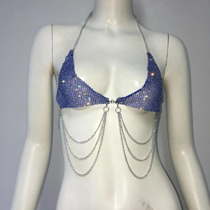 Détail du haut dos nu en strass bleus avec franges argentées pour les festivals