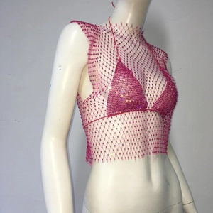 Vue détaillée du gilet en résille rose fuchsia avec strass et bonnets licoues dos nu