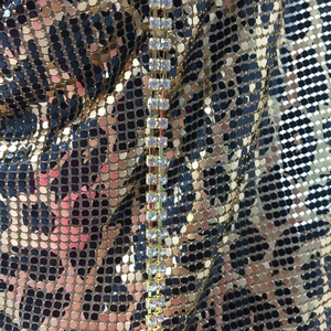 Nahaufnahme des Metall-Paillettenstoffs mit Leopardenmuster und glitzernden Strasssteinen