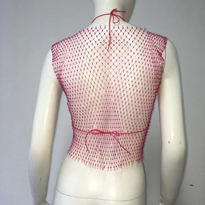 Détail du haut en résille rouge à perles montrant le tissage en losange et les perles