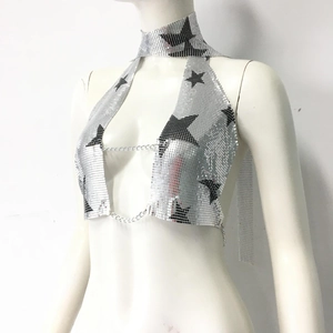 Détail du haut dos nu à paillettes argentées avec étoiles noires et chaînes en métal