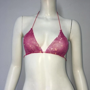 Détail du haut de bikini licou rose vif orné de strass sur un mannequin blanc statique