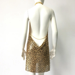 Detail des goldenen Kleides mit Leopardenmuster aus Metallnetz und tiefem V-Ausschnitt