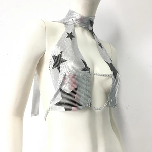 Détail du haut dos nu en maille argentée avec motif étoile noire et chaînette