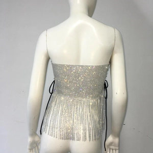 Détail du haut à franges en strass argenté avec lacets latéraux noirs pour la fête