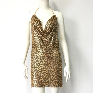 Detail von glitzerndem goldenem Leoparden-Paillettenkleid mit tiefem V-Ausschnitt