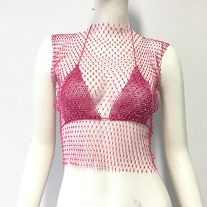 Gros plan du haut en maille rose à perles sur un bikini assorti posé sur un mannequin femme