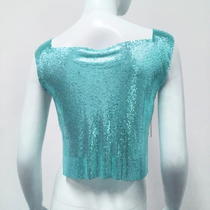 Λεπτομερής πίσω όψη του τιρκουάζ crop top από μεταλλικό πλέγμα με πούλιες