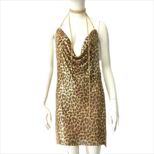Detail von Pailletten mit Leopardenmuster und Neckholder-Ausschnitt am Partykleid
