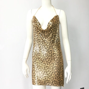 Detail eines Pailletten-Minikleids mit Leopardenmuster, V-Ausschnitt und Ketten-Trägern