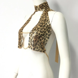 Détail du haut à paillettes léopard avec chaînes métalliques sur le côté et dos nu