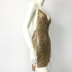 Detailansicht eines goldfarbenen Leopard-Minikleids aus Metallgewebe mit hohem Seitenschlitz