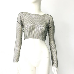 Detailaufnahme des schwarzen Netz-Crop-Tops mit glänzenden Strasssteinen