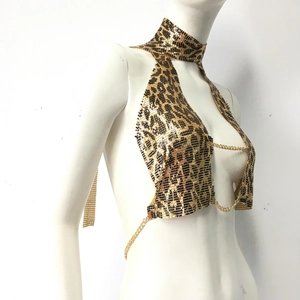 Détail du haut dos nu à imprimé léopard avec chaînes dorées et sequins métalliques