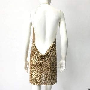 Detailaufnahme des rückenfreien Mini-Paillettenkleids mit goldenem Leopardenmuster