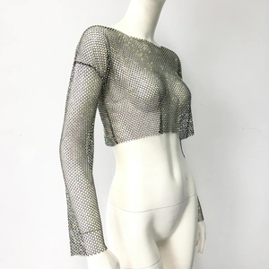 Nahaufnahme des schwarzen Mesh-Crop-Tops mit schimmernden Strasssteinen und Netzstruktur