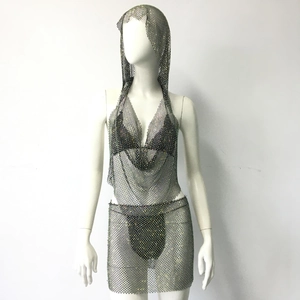 Detail eines schwarzen Strass-Netz-Zweiteilers mit Kapuzen-Halterneck-Top und Minirock