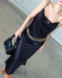 Détail de la robe nuisette en satin noir avec dentelle élégante et ceinture dorée