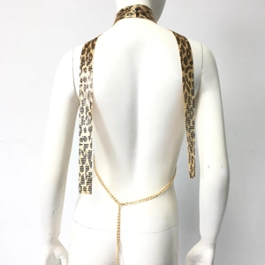 Détail de la chaîne de corps à paillettes léopard avec licou et maillons métalliques