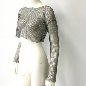 Detail des schwarzen Mesh-Langarm-Crop-Tops mit lebhaften Strassstein-Verzierungen