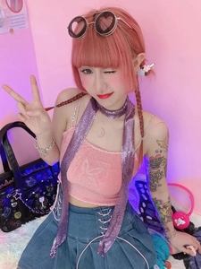Λεπτομέρεια ροζ crop top με λογότυπο κουνελιού και μωβ μεταλλικό κασκόλ Y2K