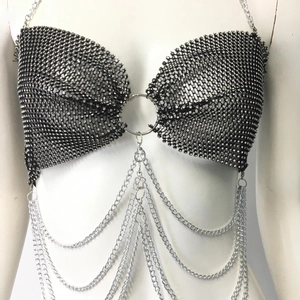 Dettaglio della catena per il corpo con strass neri e catenelle in metallo argento