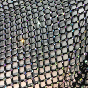Detaillierte Makroansicht des schwarzen Stretch-Mesh-Stoffs mit funkelnden Strasssteinen
