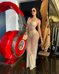 Dettaglio di un sexy abito in rete oro champagne con tessuto trasparente e strass