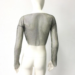 Detailansicht des schwarzen Mesh-Crop-Tops mit funkelnden Strasssteinen und langen Ärmeln
