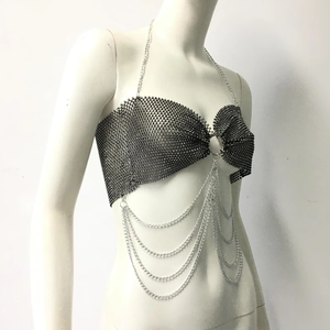 Dettaglio della catena per il corpo in strass con frange metalliche argentate a più livelli
