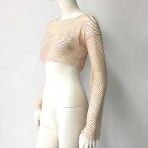 Detail von durchsichtigem Mesh-Crop-Top mit Regenbogen-Strass auf Langarmshirt