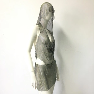 Detail der funkelnden Metall-Mesh-Struktur und Strasssteine am Party-Outfit-Set