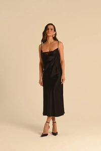 Dettaglio dell'abito sottoveste in raso nero con pizzo delicato sullo scollo e texture lucida