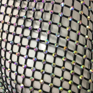 Detailansicht des schwarzen Netzstoffs mit glitzernden AB-Steinen auf Gitterpunkten
