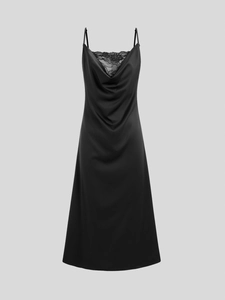 Détail de robe nuisette en satin noir avec col bénitier et bordure en dentelle florale
