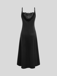 Gros plan sur la robe longue en satin noir avec dentelle florale délicate dans le dos