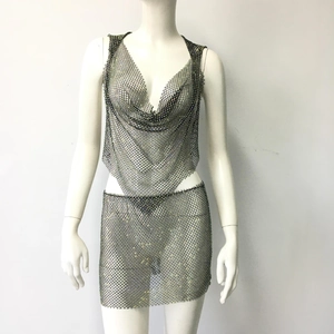 Detail eines funkelnden Strass-Fischnetz-Zweiteilers mit kurzem Top und Minirock-Set