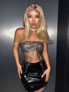 Top sexy in rete nera con strass e minigonna lucida per uno stile da festa notturna