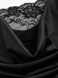 Détail de la robe en satin noir montrant la dentelle florale et la texture soyeuse du tissu