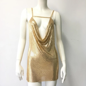Détails de la mini robe dorée en cotte de mailles avec sequins et décolleté bénitier